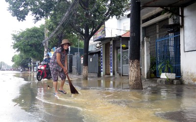 Người dân hối hả chạy lụt trong đêm rồi tất bật dọn dẹp khi nước rút