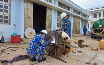 Hỗ trợ sửa chữa hệ thống tời lưới bị hỏng cho tàu cá tỉnh Khánh Hòa