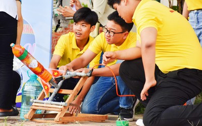 Học sinh hào hứng tham gia chương trình tìm hiểu về thủy phi tiễn