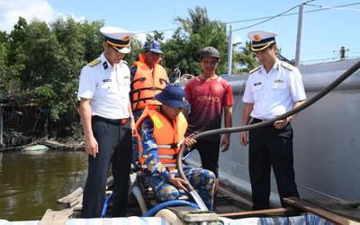 Vùng 5 Hải quân giúp người dân vùng hạn hán ở Cà Mau