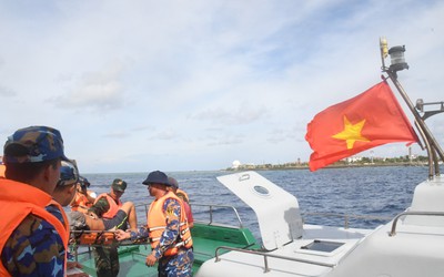 Tàu 471 đưa ngư dân bị tai nạn lao động về đảo Song Tử Tây điều trị