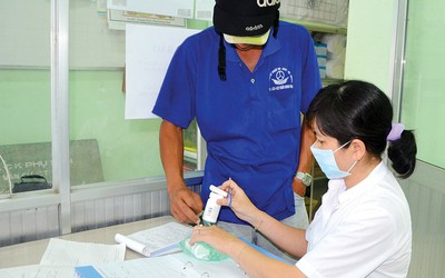 Nhiều vướng mắc trong việc thực hiện BHYT cho người nhiễm HIV