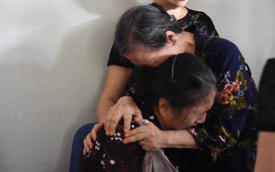 Mẹ của lái tàu gặp nạn khóc nấc trong vòng tay hàng xóm ngày vĩnh biệt con trai