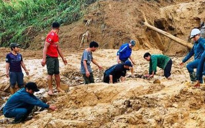 Vụ sạt lở ở Quảng Nam: Khiêng nạn nhân vượt 18 km để cấp cứu