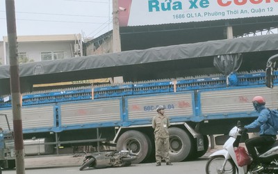 Xe tải tông xe máy làm hai người trọng thương