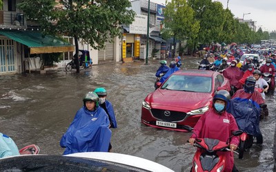 TP.HCM: Sau cơn mưa lớn, nhiều tuyến đường TP.Thủ Đức thất thủ