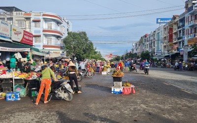 Hậu Giang: Chợ tự phát trên Tỉnh lộ 925 gây mất an toàn giao thông