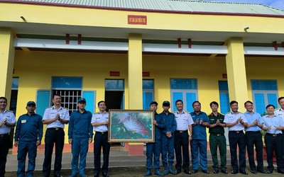 Bình Phước: Bộ Tư lệnh vùng 4 Hải quân thăm xã biên giới