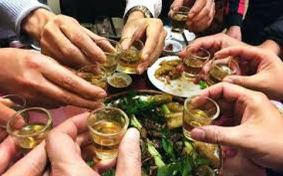 Uống rượu ngày Tết cần lưu ý tránh kết hợp thực phẩm gì?