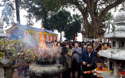 Hàng nghìn người đến chùa Trấn Quốc cầu năm mới bình an