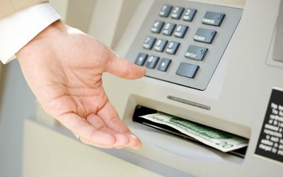 Án nước ngoài-Luật ta: Thanh niên đập máy ATM, chờ cảnh sát đến để được vào tù cho có chỗ ăn, chỗ ở