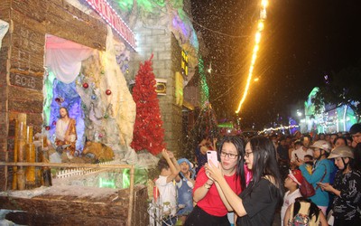 TP.HCM: "Biển người" chen chân về xóm đạo quận 8 chơi Noel sớm