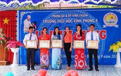 Thông tin mới nhất về Hiệu trưởng "diễn kịch" lên sân khấu nhận thưởng: Sẽ họp báo khi có kết quả