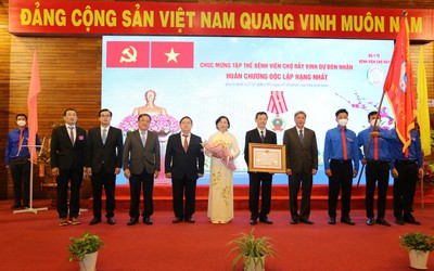 Bệnh viện Chợ Rẫy đón nhận Huân chương Độc lập hạng Nhất