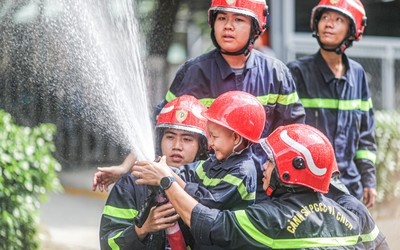 Thực hiện ước mong làm lính cứu hỏa cho cậu bé ung thư