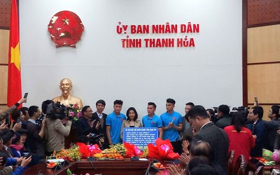 Thanh Hóa tặng bằng khen và thưởng 200 triệu cho thủ môn Bùi Tiến Dũng