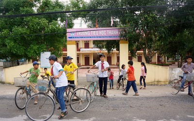 Thầy giáo bị "tố" 3 tháng lên lớp ít giảng bài, ngồi xem điện thoại: “Giáo viên bọn tôi vất vả, khổ sở lắm"