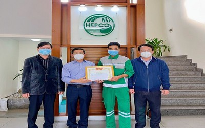 Khen thưởng người quét rác trả lại nhẫn kim cương cho chủ nhân