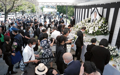 Hàng dài người dâng hoa tiễn biệt ông Shinzo Abe