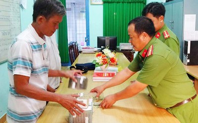 Trao trả tiền tỷ cho người đàn ông bị lừa lấy 2 tờ vé số độc đắc