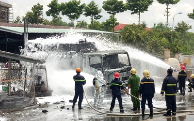 Kinh hoàng xe bồn bốc cháy ở trạm xăng, tài xế dính lửa lao ra khỏi buồng lái