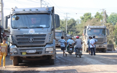 Đồng Nai: Dân bức xúc vì ô nhiễm môi trường, dùng rào chặn xe ben