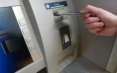 Tạm giữ đối tượng bất ngờ giật tiền sau khi hướng dẫn nạn nhân rút từ ATM