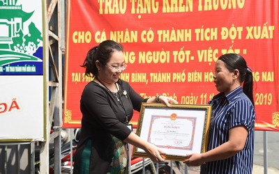 Tặng bằng khen cho người phụ nữ bán vé số trả lại tiền nhặt được