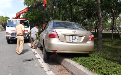 Va chạm xe cứu hỏa, taxi chở 4 người văng lên lề đường