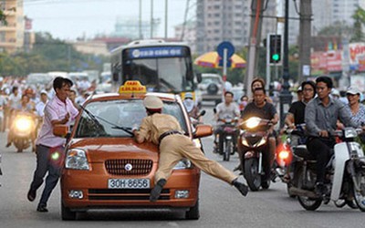 10 năm tù cho lái xe taxi táo tợn hất cảnh sát cơ động lên nắp capo