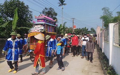 Hàng trăm người dân tiễn đưa nạn nhân thiệt mạng trong vụ tai nạn ở Thái Lan