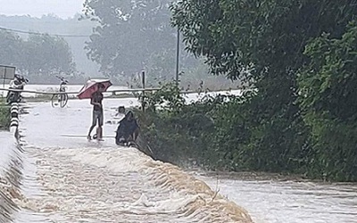 Hà Tĩnh: Nước sông dâng cao, hàng trăm hộ dân cô lập trong nước lũ