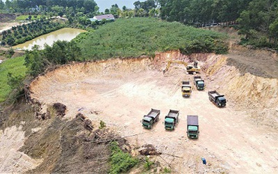 Chính quyền lên tiếng vụ khai thác đất trái phép lớn nhất Hà Tĩnh