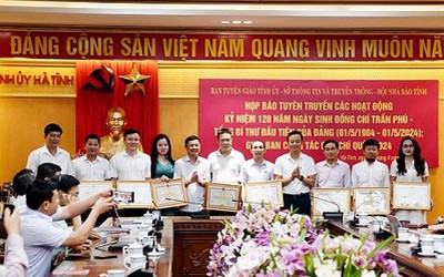 PV Đời sống và Pháp Luật nhận Bằng khen của Chủ tịch UBND tỉnh Hà Tĩnh