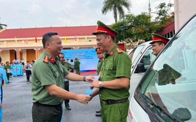 Hà Nội: Công an huyện Đông Anh tiếp nhận 20 xe ô tô chuyên dụng