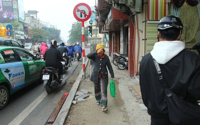 Hà Nội lát vỉa hè bằng đá tự nhiên: Đẹp chưa thấy chỉ thấy... nát