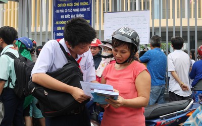 TP.HCM: Thí sinh, phụ huynh hồi hộp trong môn thi đầu tiên