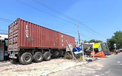 Tây Ninh: Lạc tay lái tài xế xe container ủi vào nhà dân