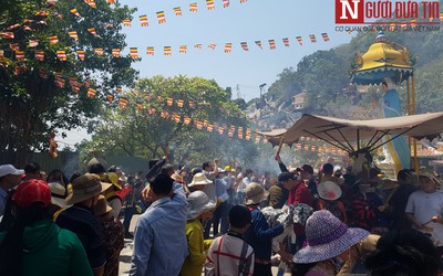 Hàng chục nghìn phật tử, du khách đổ về viếng lễ chùa Bà Đen ở Tây Ninh