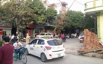 Điều tra vụ thanh sắt rơi trúng taxi khiến một hành khách tử vong