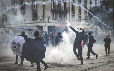 55% dân Pháp ủng hộ biểu tình chống cải cách hưu trí của ông Macron