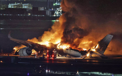 Nhật Bản: Máy bay chở hàng trăm người bốc cháy, điều kỳ diệu đã xảy ra