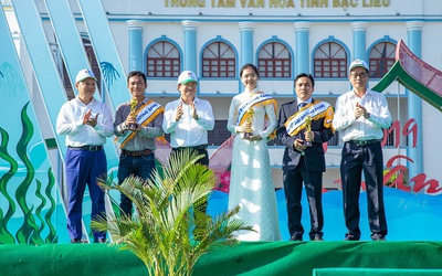 Phó Thủ tướng và Bộ Trưởng trao danh hiệu “Đại sứ Đại dương xanh 2019” tại tỉnh Bạc Liêu