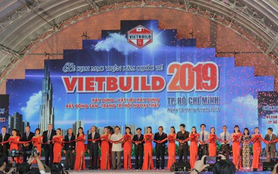 Gian hàng Tập Đoàn Tân Á Đại Thành thu hút đông đảo khách tham quan và mua sắm tại Vietbuild tháng 06/2019