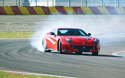 Siêu xe triệu USD Ferrari F12tdf cháy rụi trên đường cao tốc tại Đức