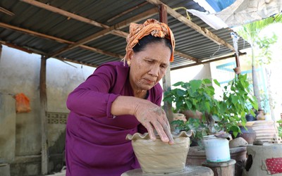 Độc đáo kỹ thuật "làm bằng tay, xoay bằng mông" tại làng gốm cổ