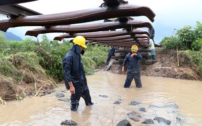 Ninh Thuận: Kinh hoàng hình ảnh gần 300m đường sắt Bắc – Nam bị sạt lở do mưa lớn