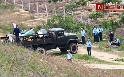 [Chùm ảnh] Cận cảnh nơi máy bay quân sự rơi tại Khánh Hòa khiến 2 chiến sĩ hy sinh