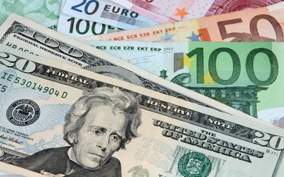 Tỷ giá Euro so với USD giảm xuống mức thấp nhất trong 2 thập kỷ