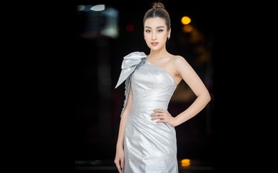 Mỹ Linh vai trần gợi cảm tỏa sáng cùng top 15 Miss Cao Đẳng Y Dược Asean